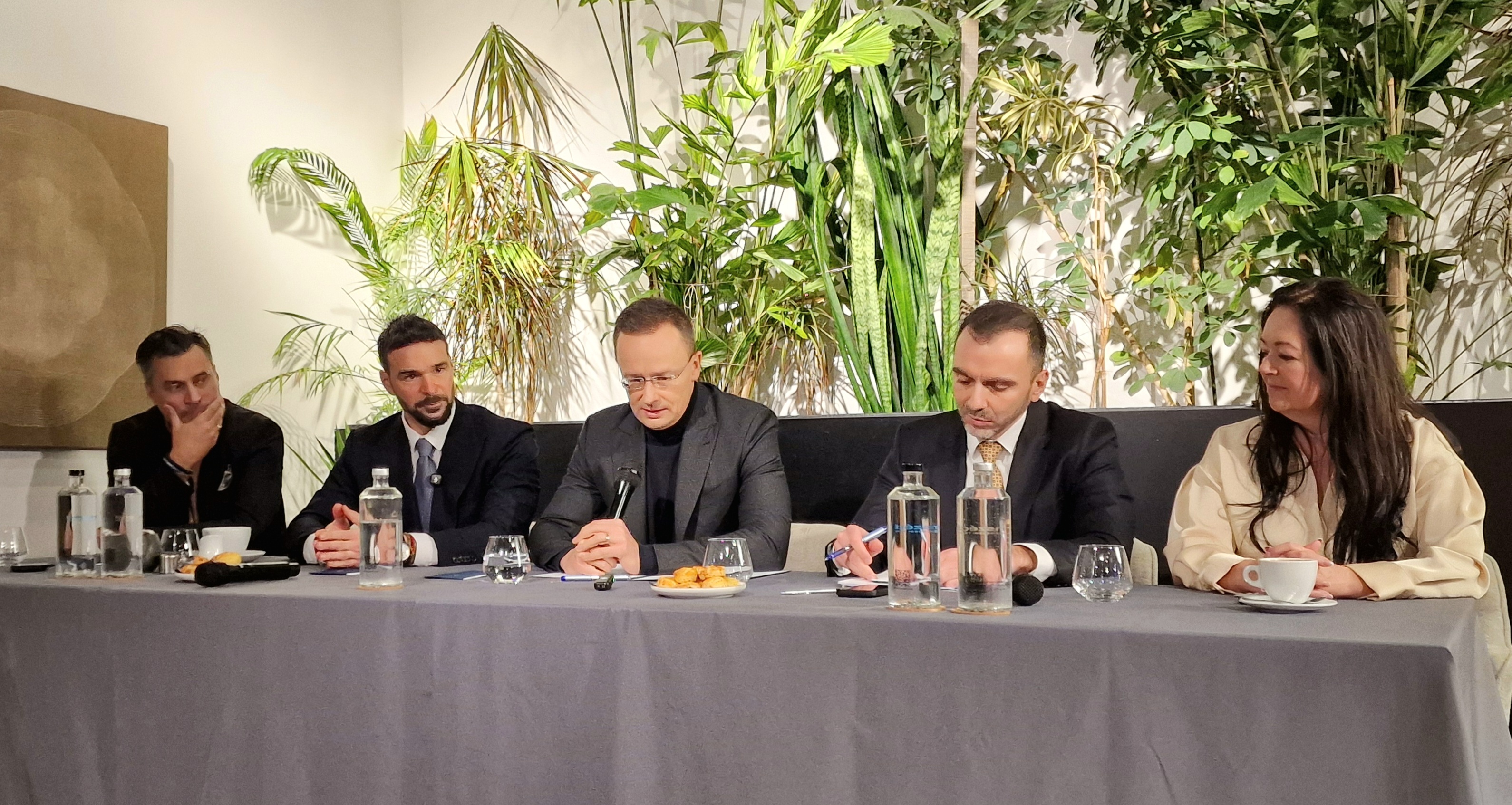 kerekasztak besz&eacute;lget&eacute;s Szijj&aacute;rt&oacute; P&eacute;terrel, debreceni KKV szektorb&oacute;l megh&iacute;vott vezetőkkel, k&ouml;zt&uuml;k az ICE-STAR Szerviz Kft vezetőj&eacute;vel S&uuml;tő Antoni&oacute;val